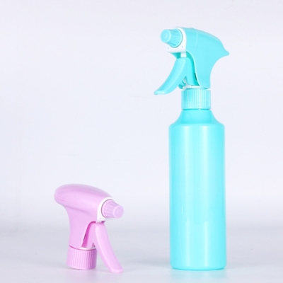 ピンクの青い100ml PEの泡立つ制動機の化粧品のスプレーのびん24MM